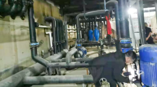 大量違規(guī)地?zé)峋魂P(guān)停，改空氣源熱泵運(yùn)營(yíng)成本僅11.3元/㎡